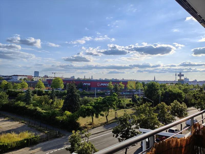 Befristet. 2-Zimmer-Neubauwohnung mit Traumblick & Riesenbalkon nahe S-Storkower Str. — photo 1
